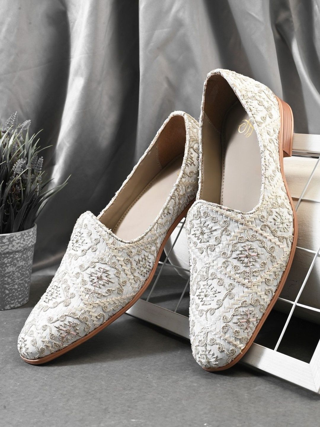 House of Pataudi Men Ethnic Velvet Embroidered Slip on Mojaris-picture-18