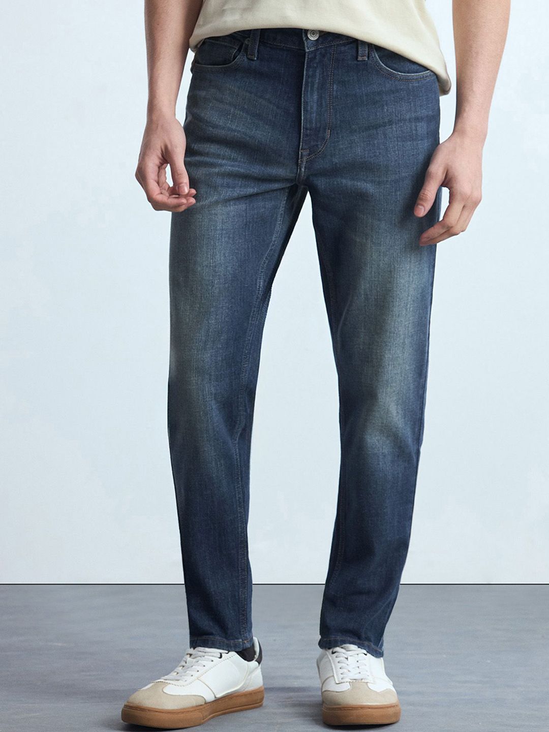 Flying Machine Men Relaxed Tapered Fit Mid-Rise Light Fade Stretchable Jeans-picture-31