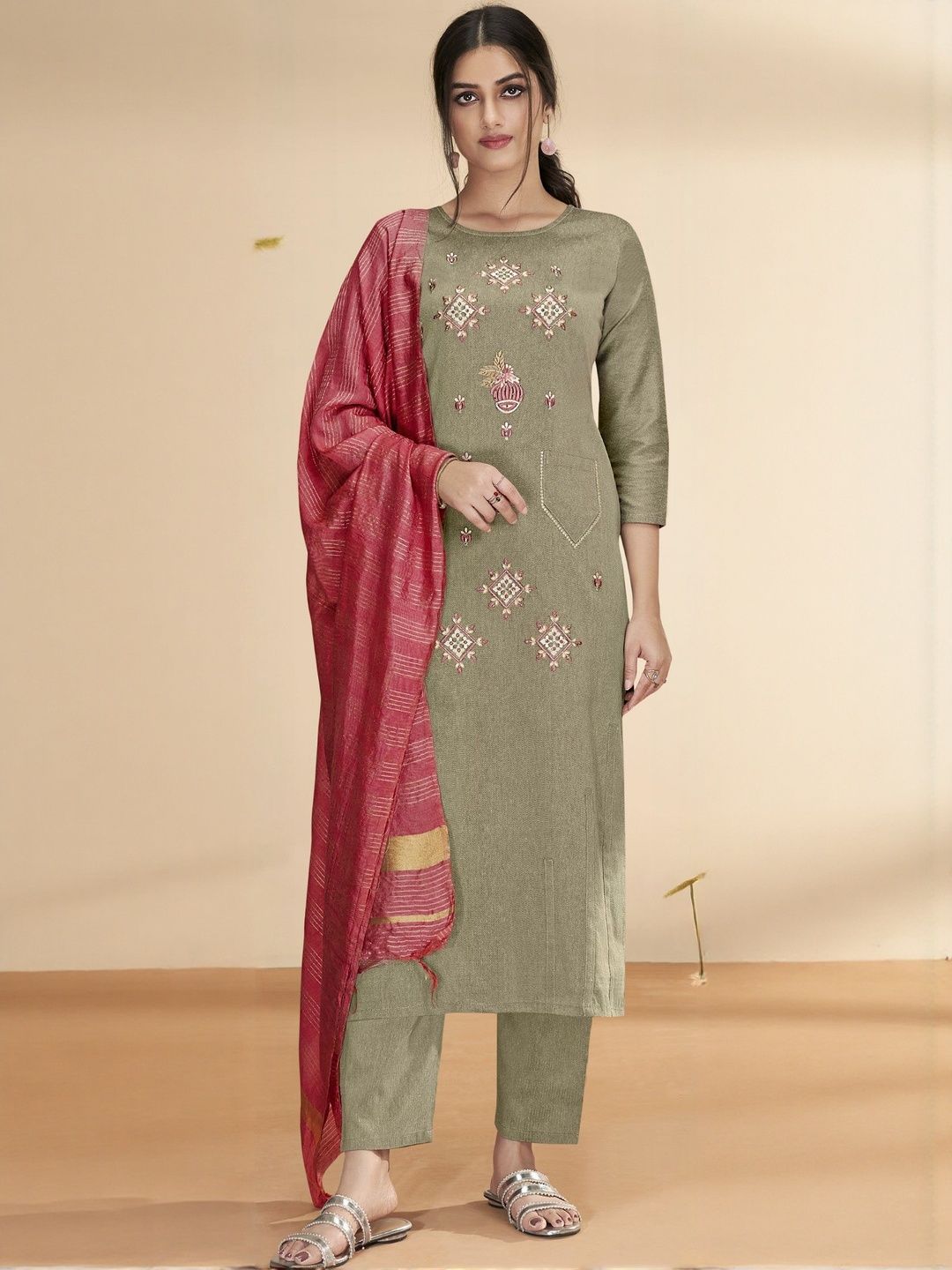 DIVASTRI Women Floral Embroidered Regular Beads and Stones Kurta with Trousers & Dupatta-picture-13