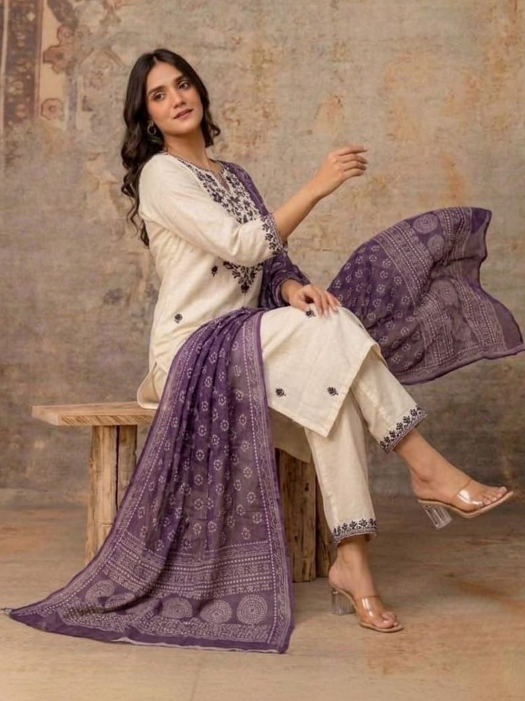 House of Pataudi Embroidered Khadi Cotton Notched Neck Kurta & Trousers With Dupatta-picture-16