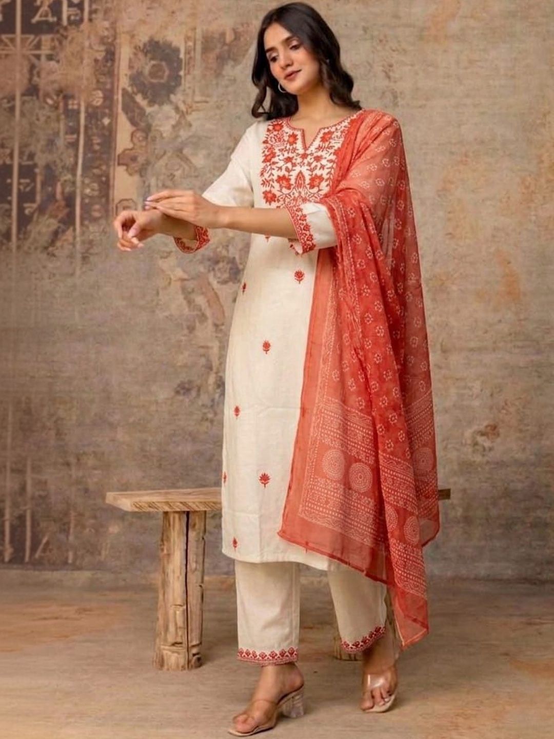 House of Pataudi Embroidered Khadi Cotton Notched Neck Kurta & Trousers With Dupatta-picture-11