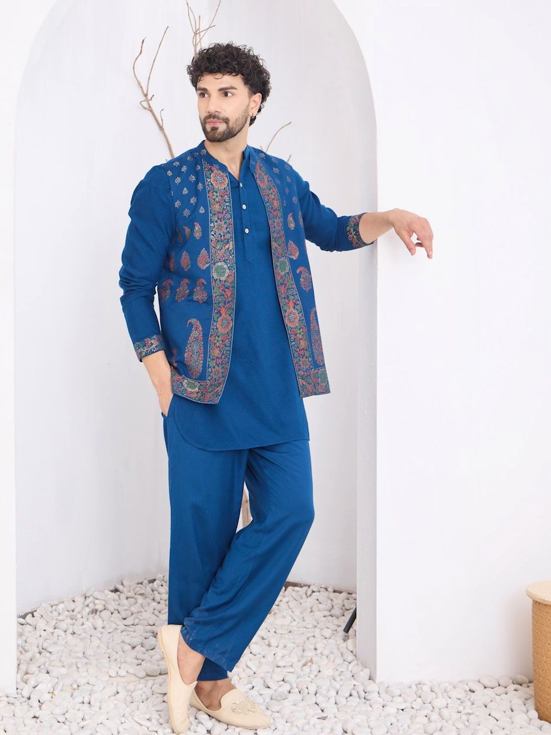 House of Pataudi Mandarin Collar Kurta & Trousers with Jacquard Work Jacket-picture-11
