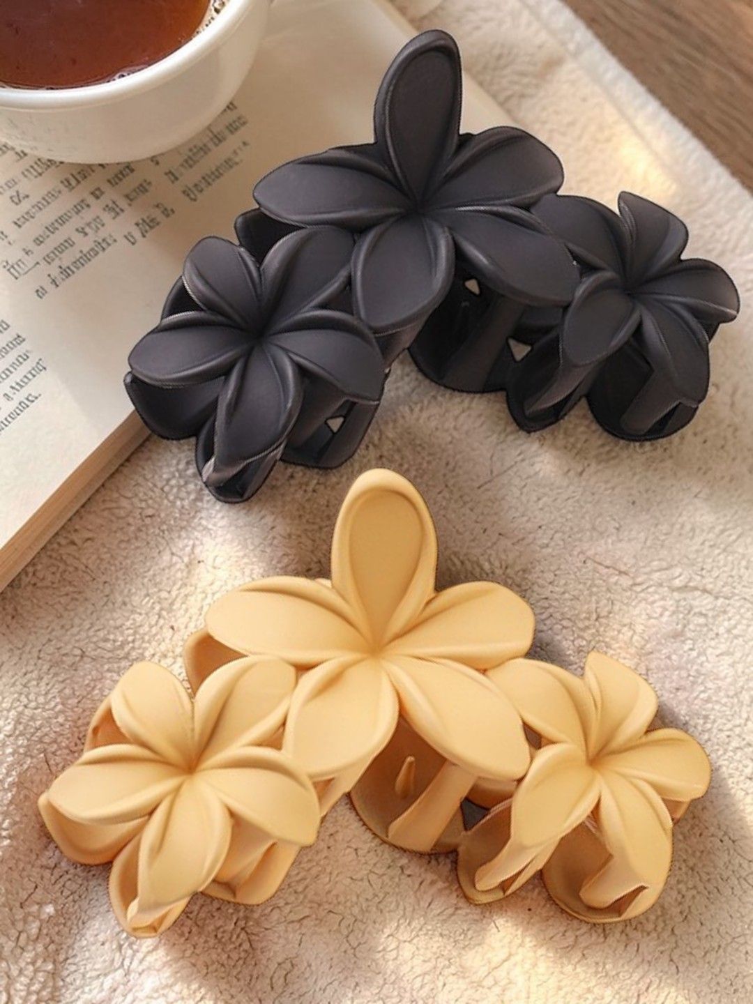 OOMPH Women Set of 2 Floral Shape Claw Clip-image-42