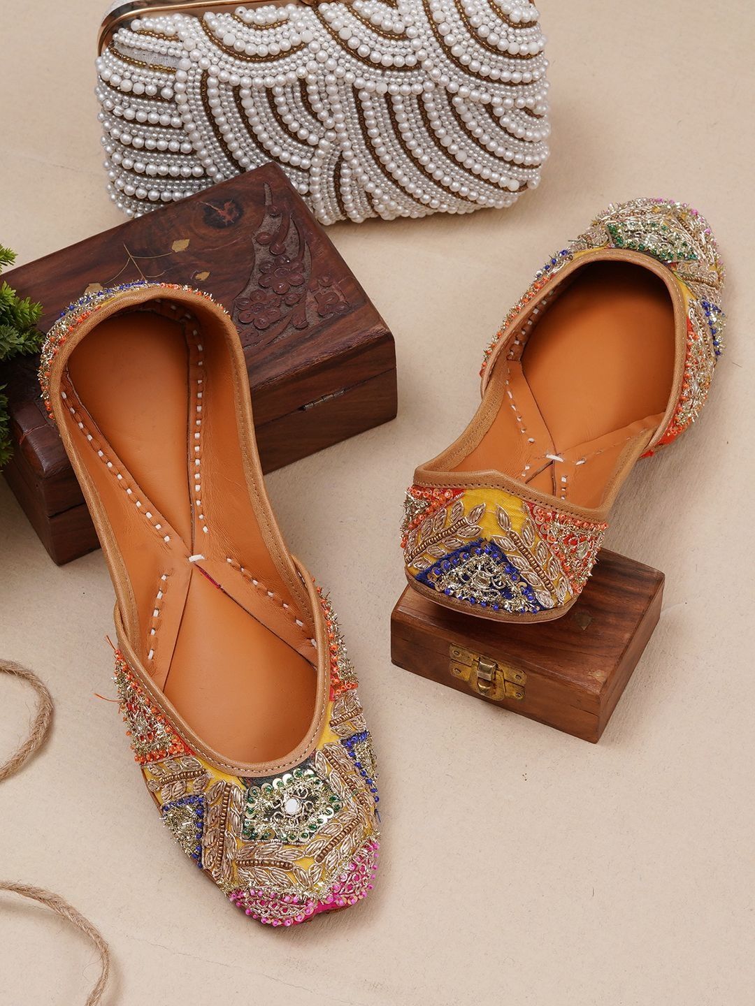 Sunehari Tandan Women Ethnic Fashion with Bows Flats-picture-34