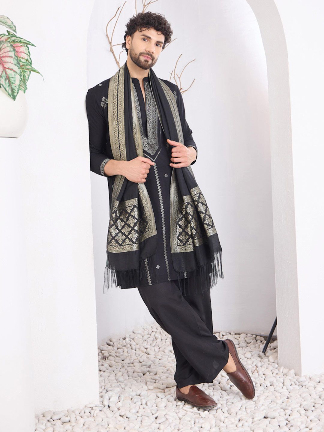 House of Pataudi Men Yoke Detailing Kurta With Bottom And Attractive Dupatta-picture-25
