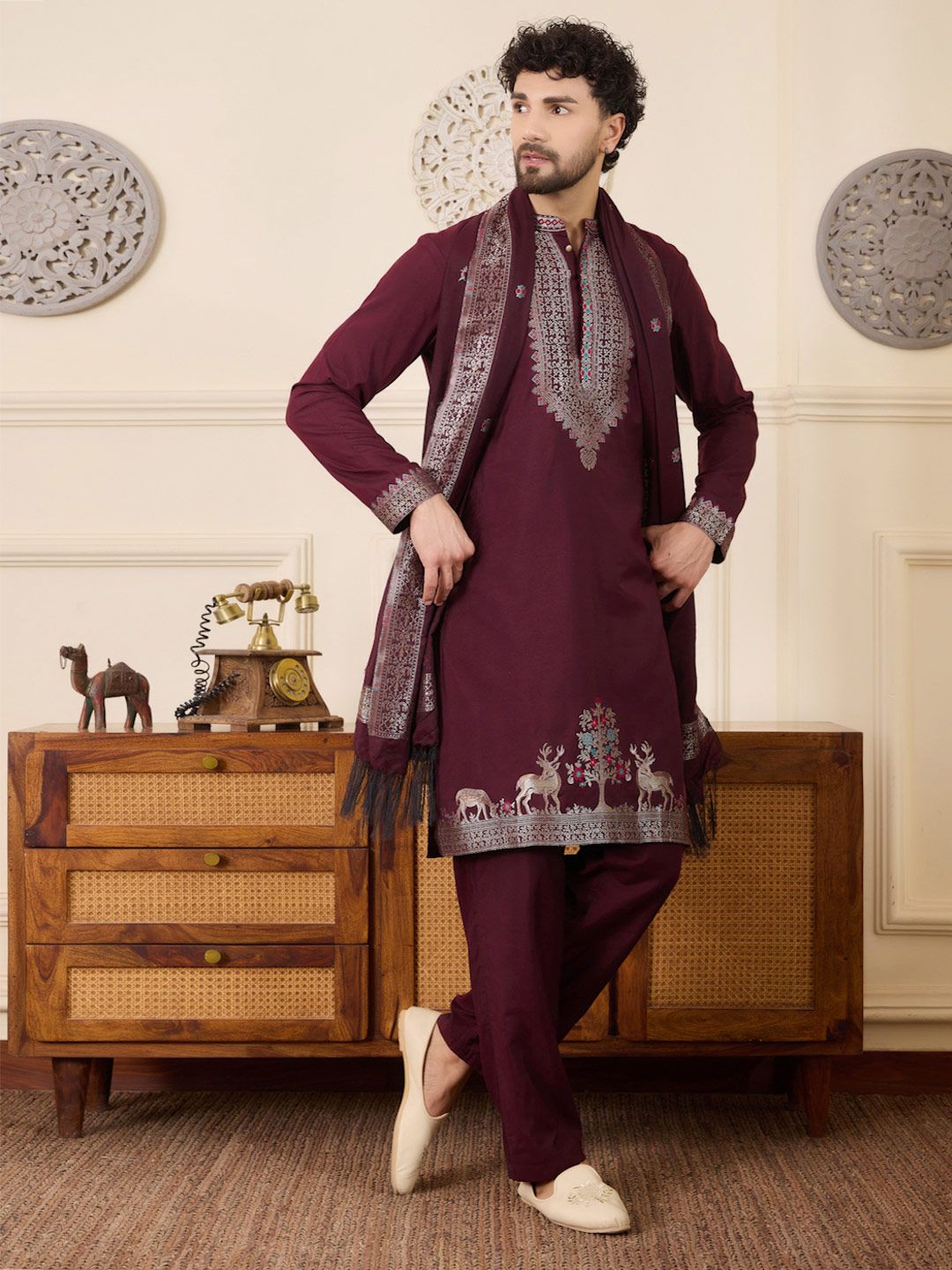 House of Pataudi Men Animal Jacquard Detailing Kurta With Bottom And Dupatta-picture-10