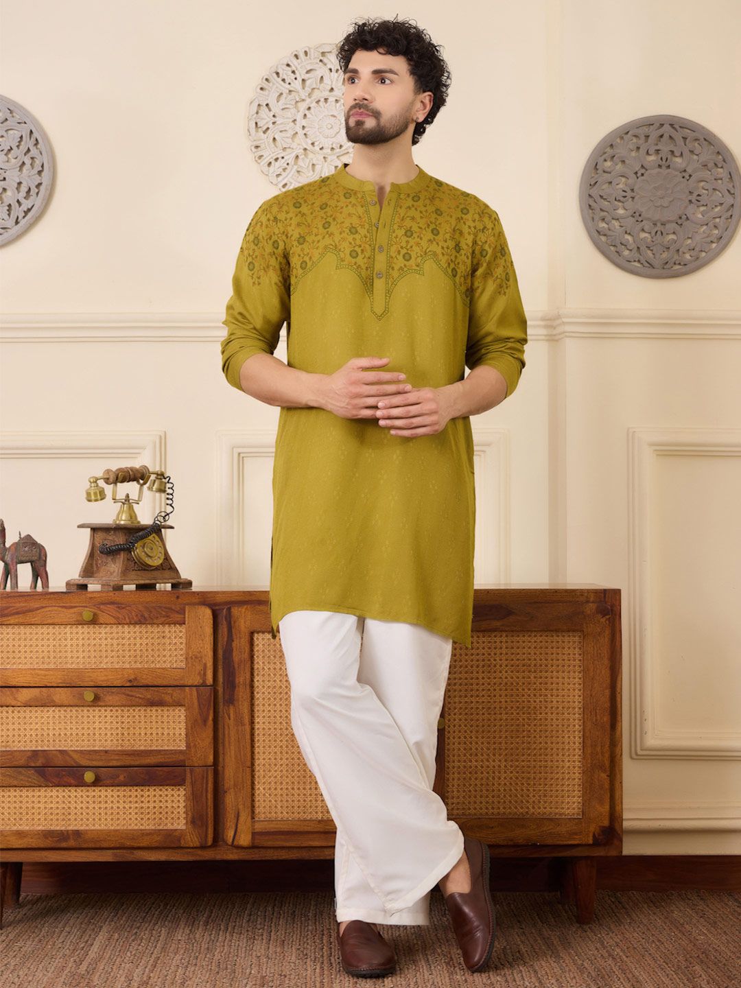 House of Pataudi Men Floral Detailing Jacquard Work Kurta With Wide Leg Bottom-picture-37