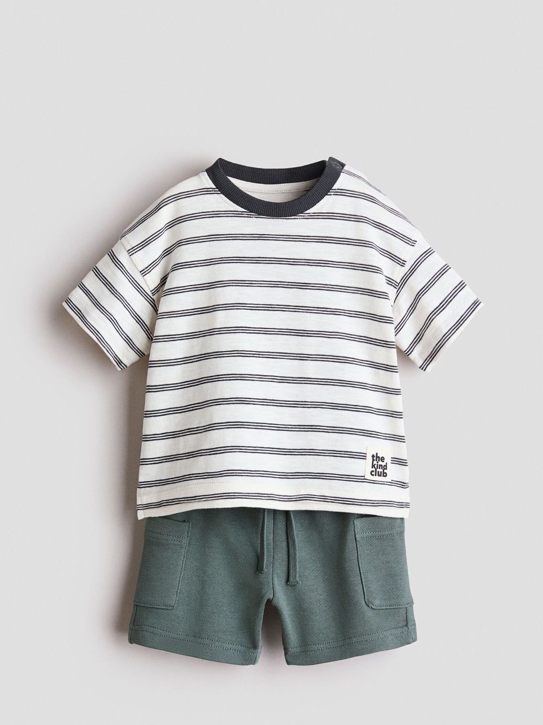 H&M 2-Piece T-Shirt And Shorts Set-picture-13