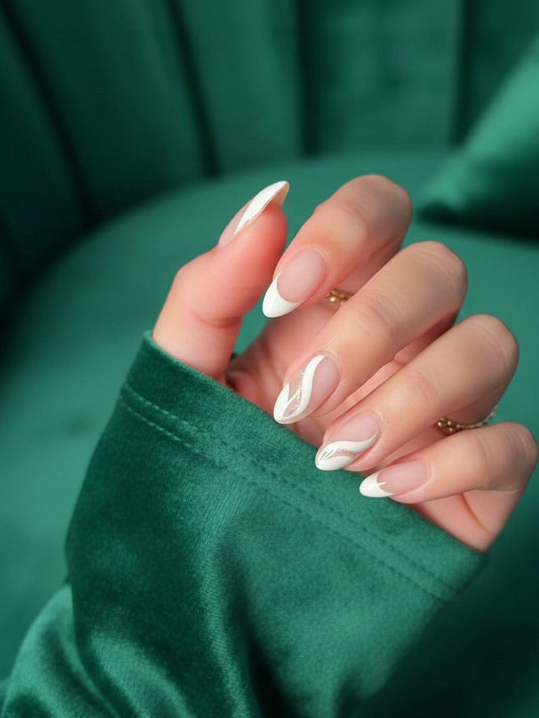 Vembley Set Of 24 Almond Shape Press On Reusable Artificial Nails -White & Silver Stillet-picture-31