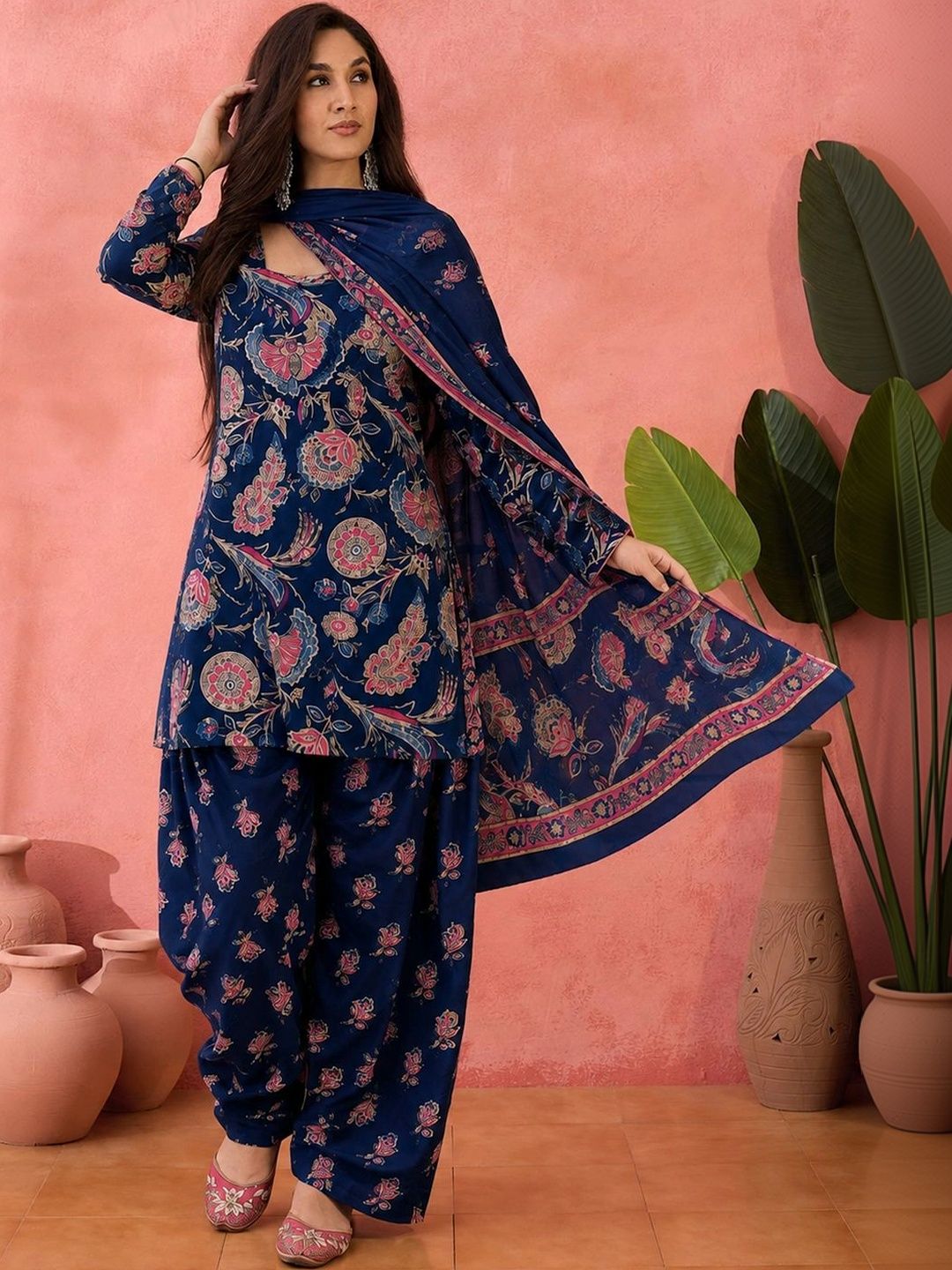 Sangria Sangria Women Floral Printed Regular Kurta with Patiala & With Dupatta