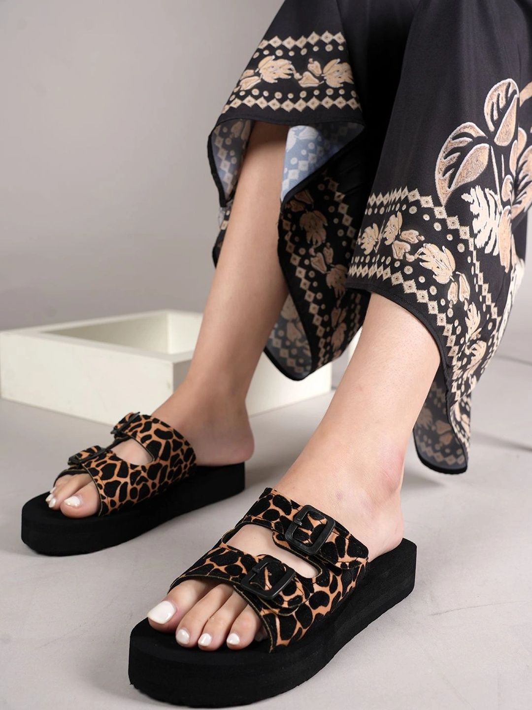 BELVE PARIS Printed Flatform Sandals with Buckles-picture-11