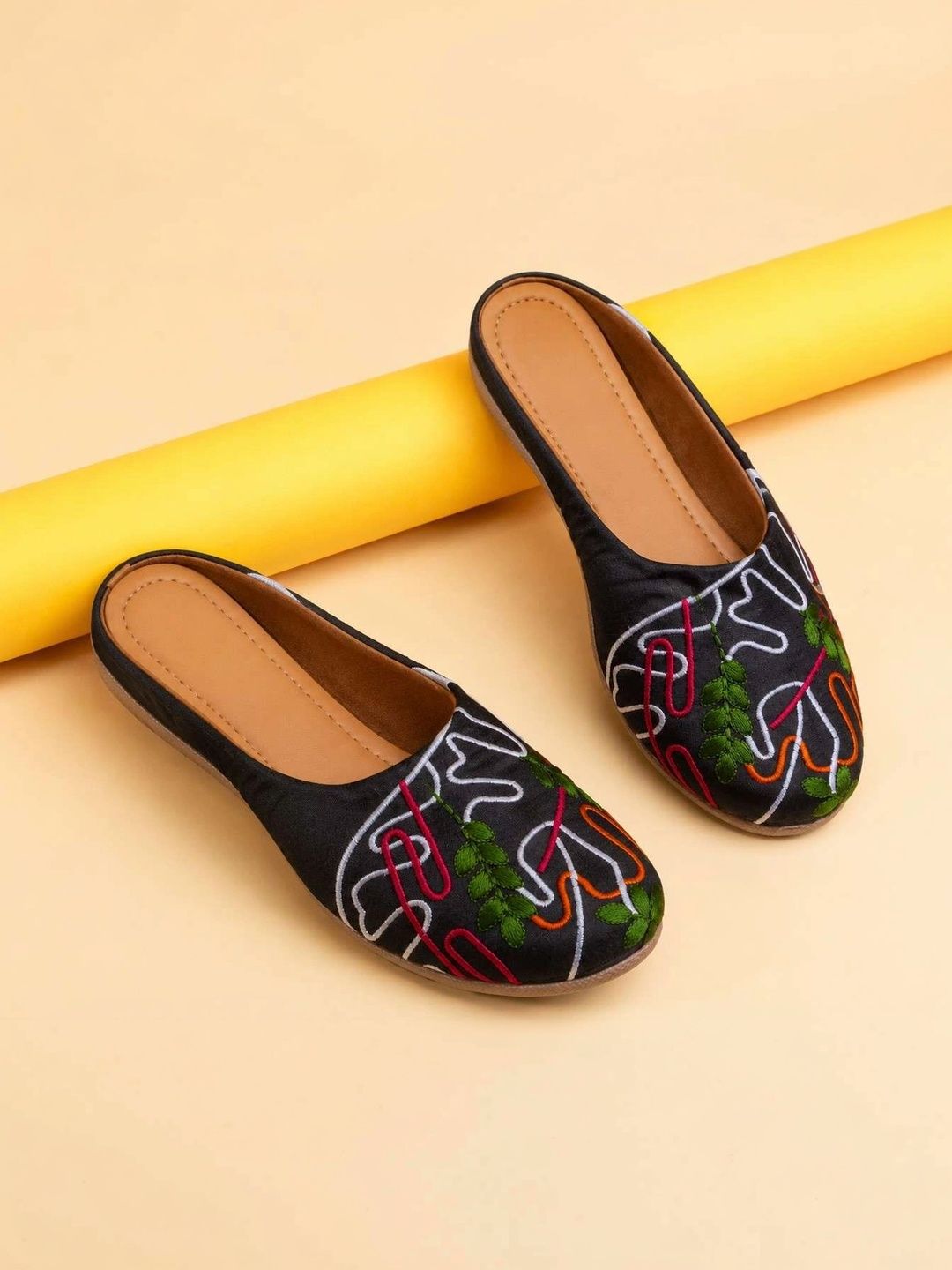 Moda Rapido Women Mojaris with Embroidered Flats-picture-15