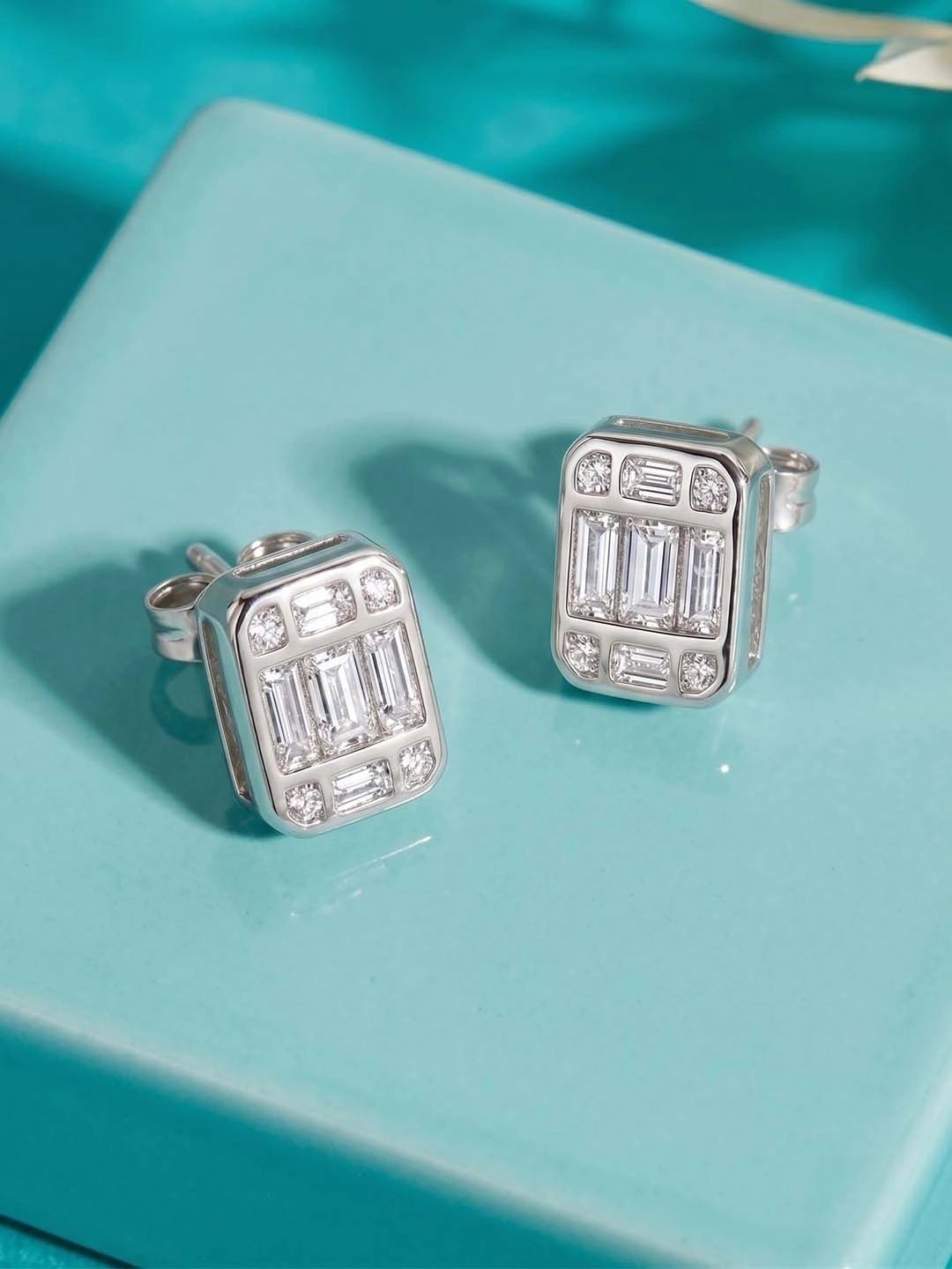 Peora Geometric Studs Earrings-picture-44