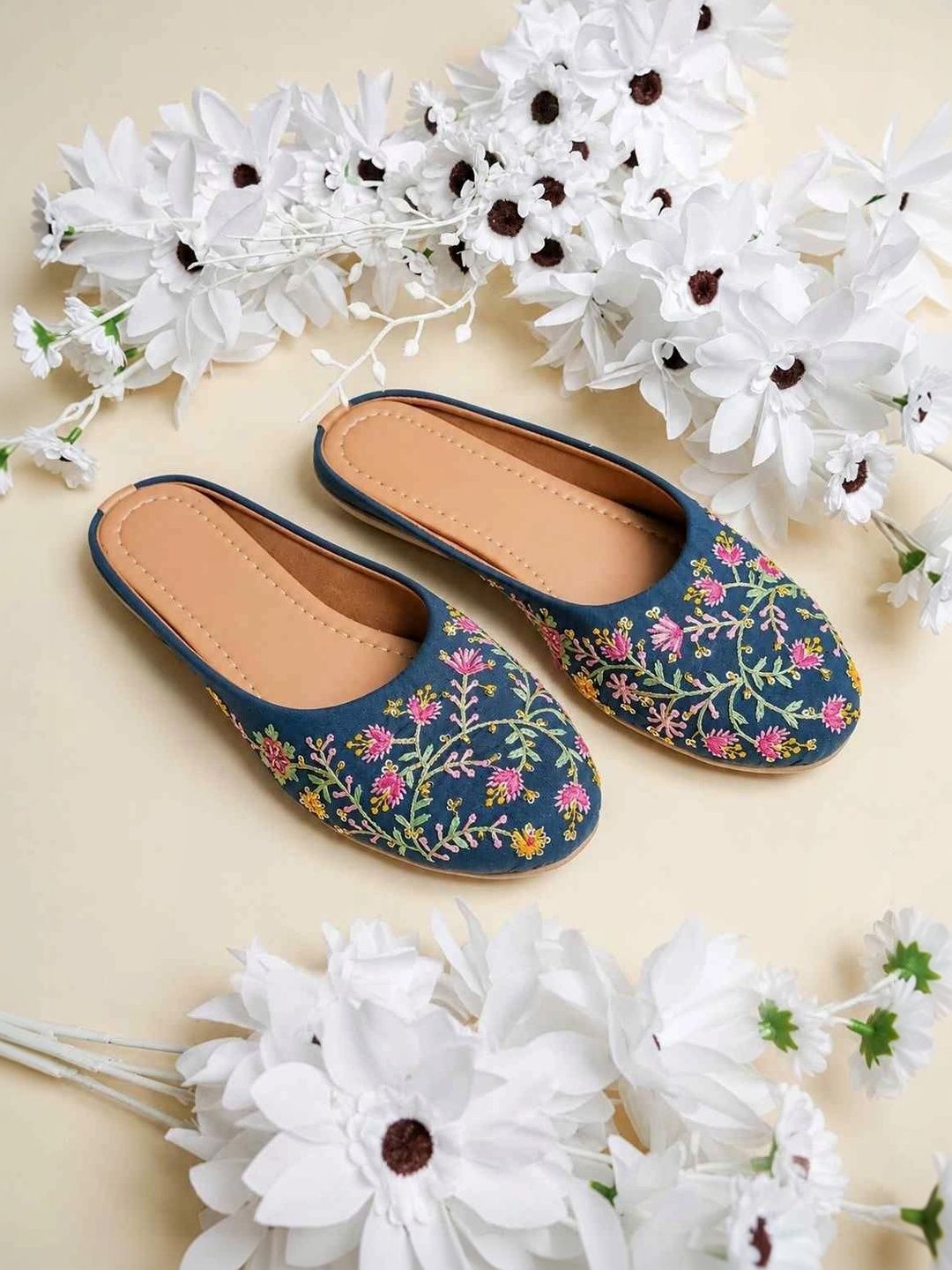 Moda Rapido Women Embellished Ethnic Mojaris with Embroidered Flats-picture-17