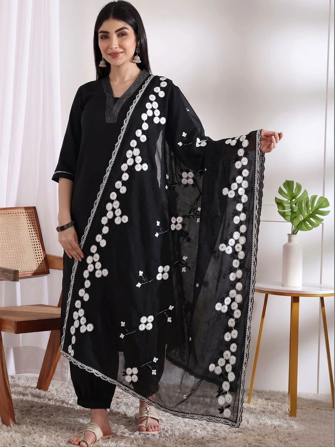 Mytrendzs Embroidered Dupatta with Thread Work-picture-31