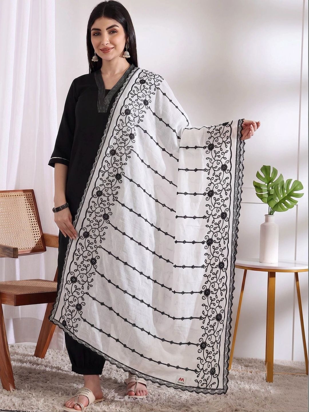 Mytrendzs Ethnic Motifs Embroidered Dupatta with Thread Work-picture-46