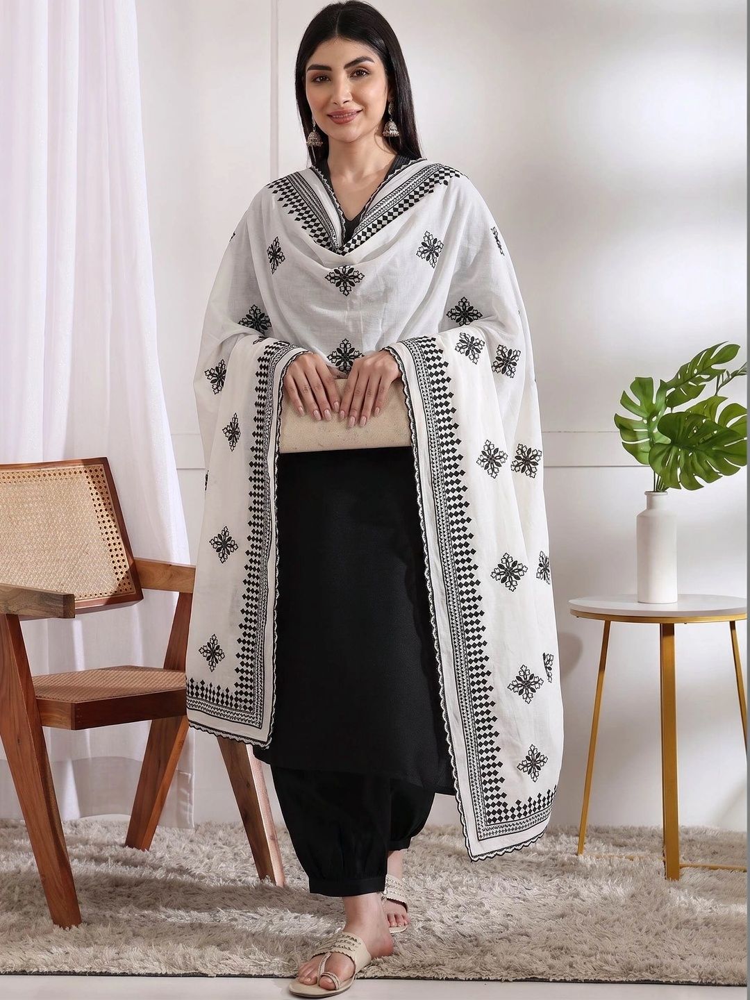 Mytrendzs Embroidered Dupatta with Thread Work-picture-44