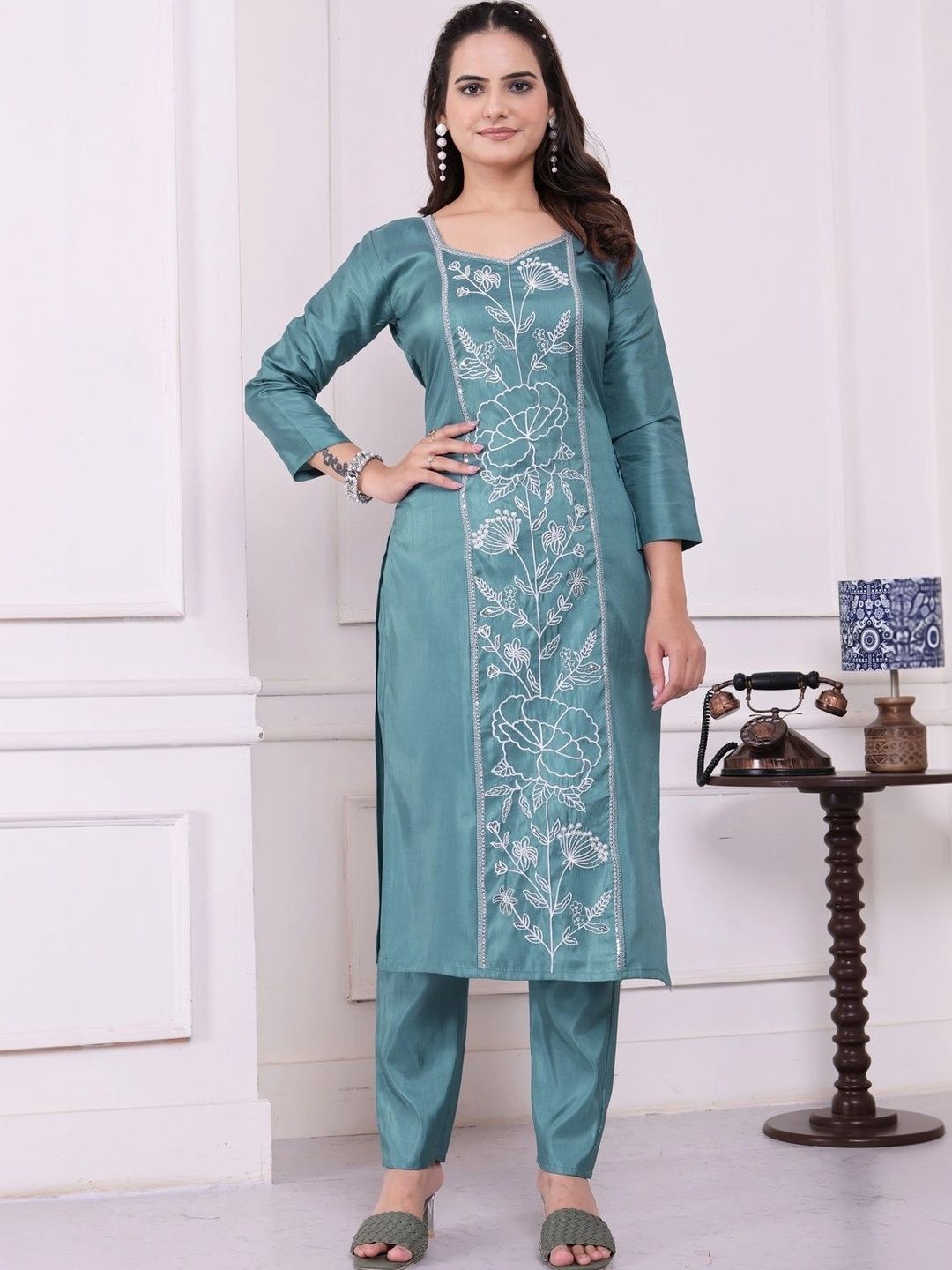 Chandbaali Women Floral Embroidered Regular Thread Work Kurta with Trousers-picture-1