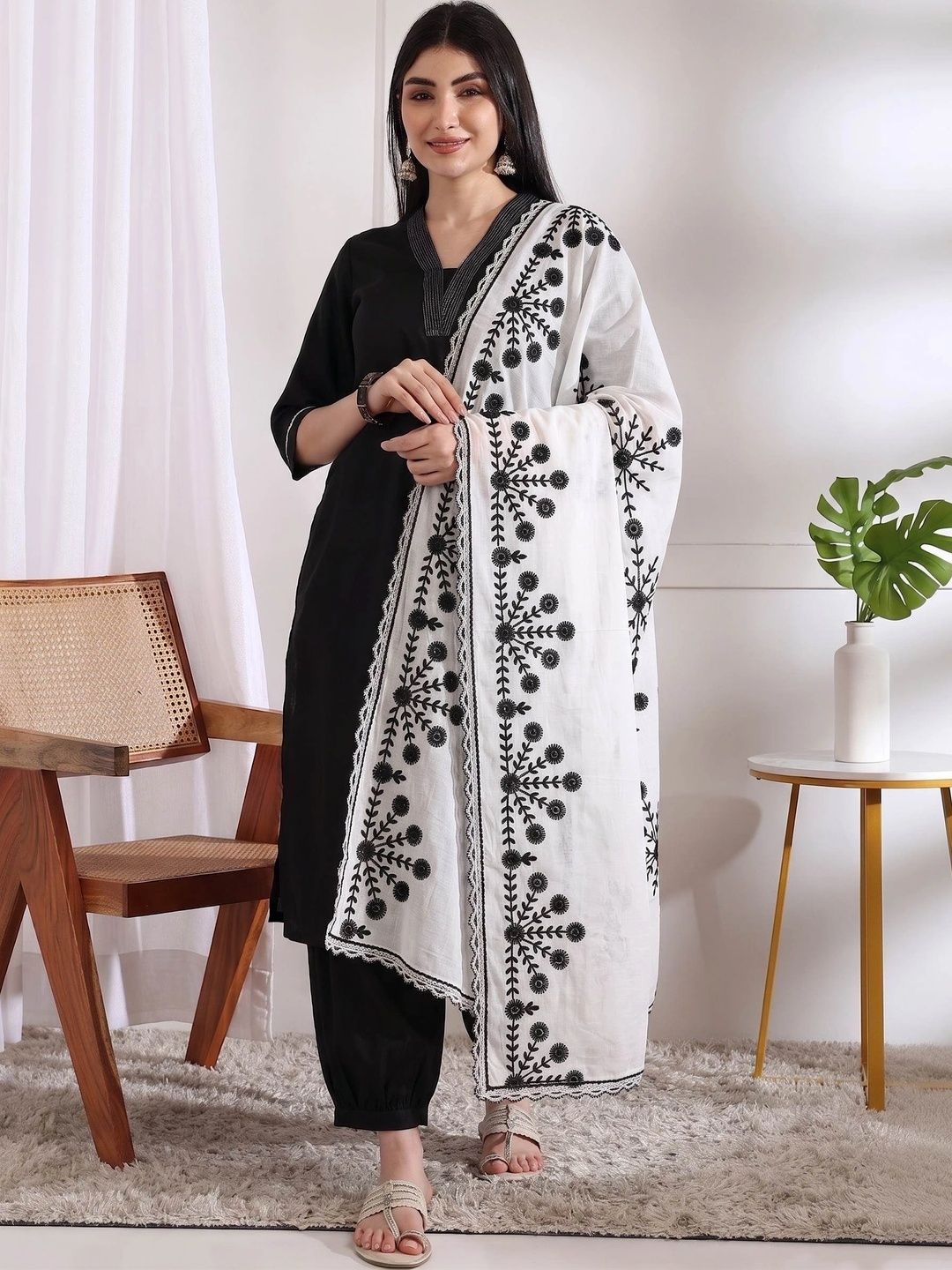 Mytrendzs Ethnic Motifs Embroidered Dupatta with Thread Work-picture-24