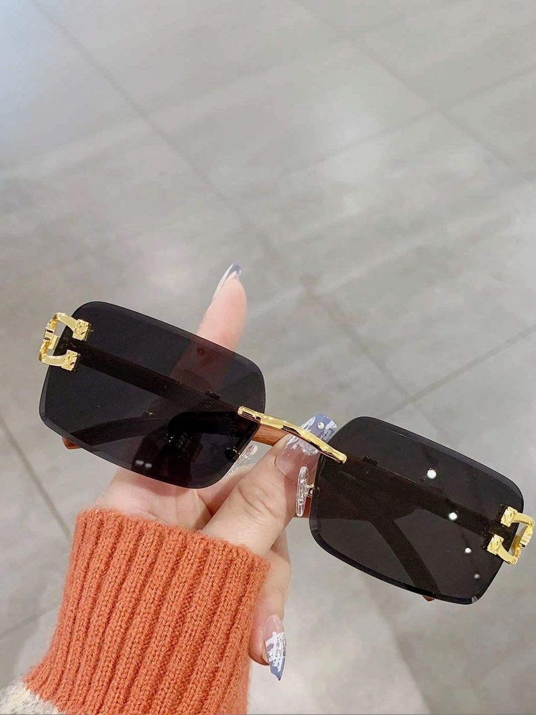 AKAYI Unisex Black Lens & Gold-Toned Rectangle Sunglasses with-image-43