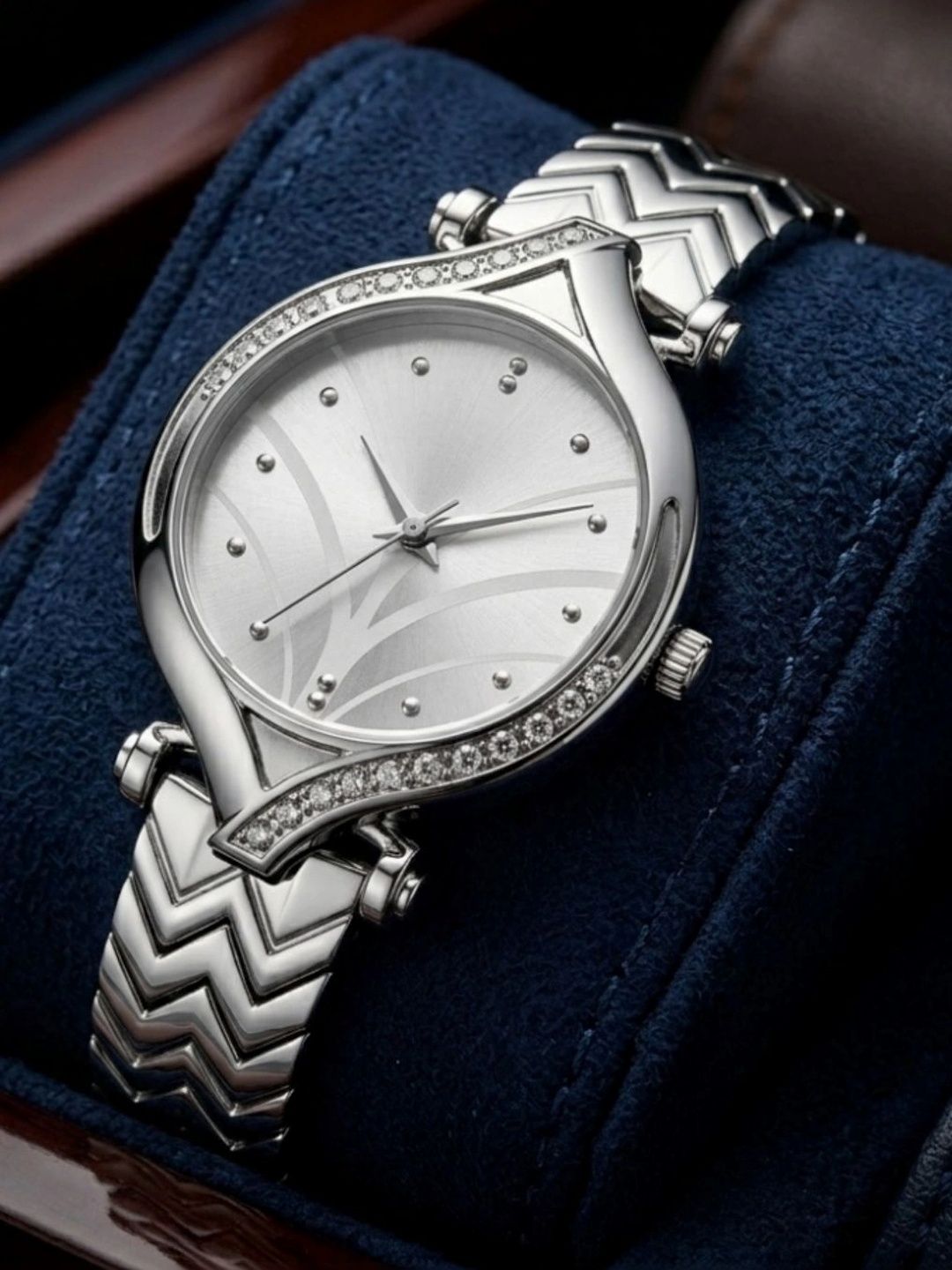 Vondex Women Dial & Bracelet Style Straps Analogue Date Aperture Watch AUG26_F_GUESS_SIL_BRAIDED-image-41