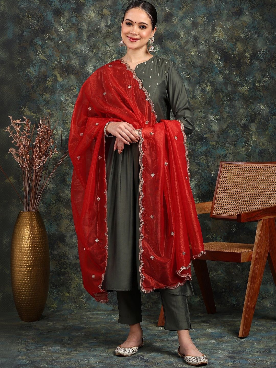 Var Vadhu Ethnic Motifs Embroidered Dupatta with Thread Work-picture-22