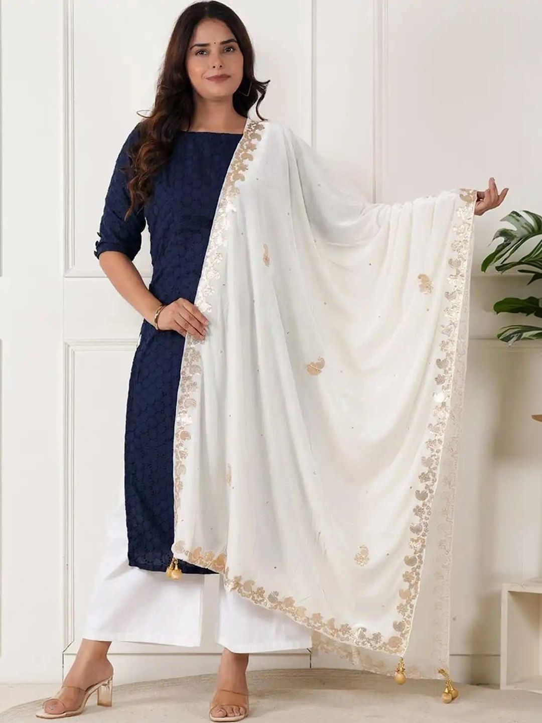 URBAN KANYA Ethnic Motifs Embroidered Velvet Dupatta with Zari-picture-40