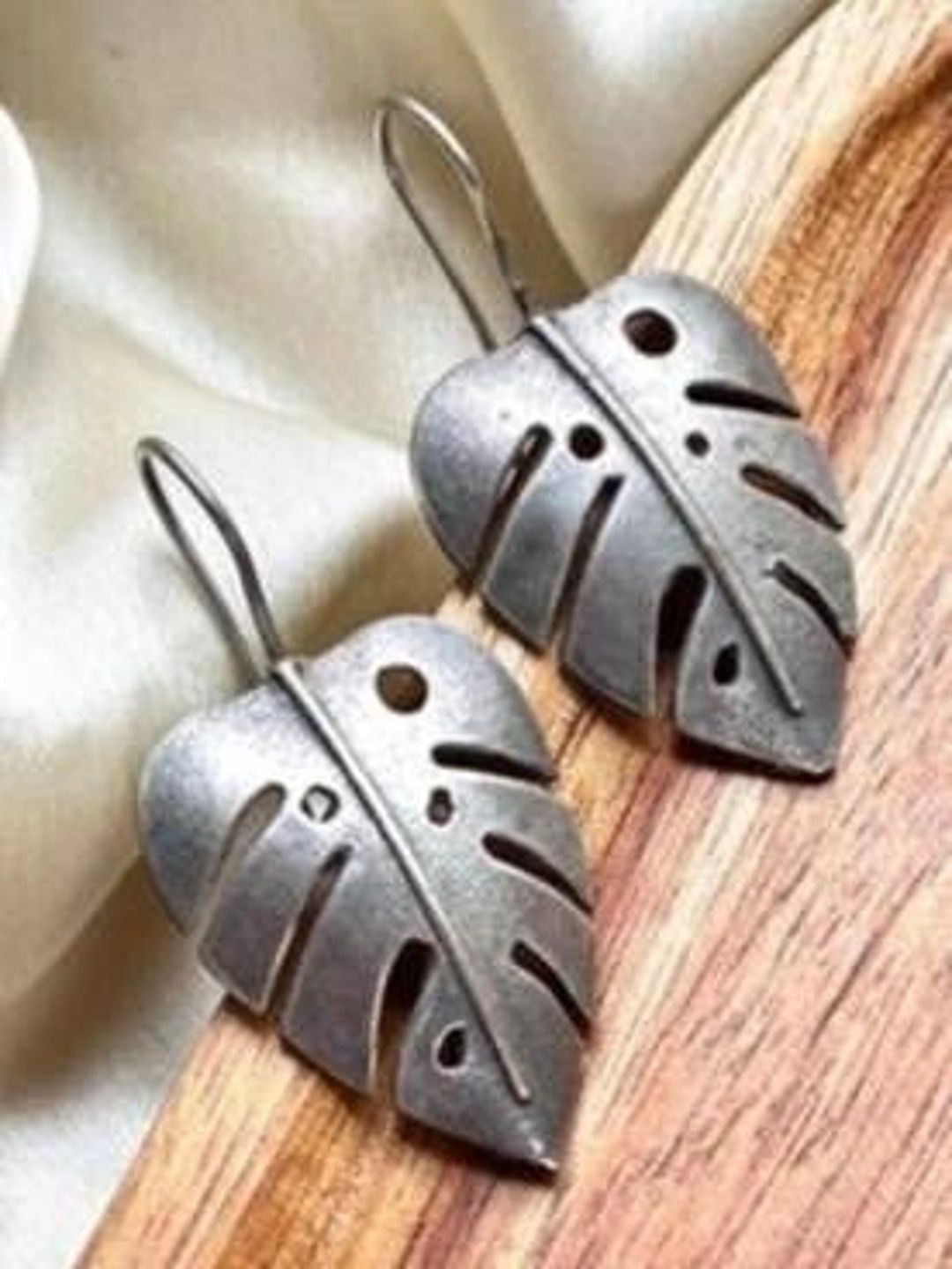 THE GLAM POUCH Leaf Shaped Drop Earrings-picture-36