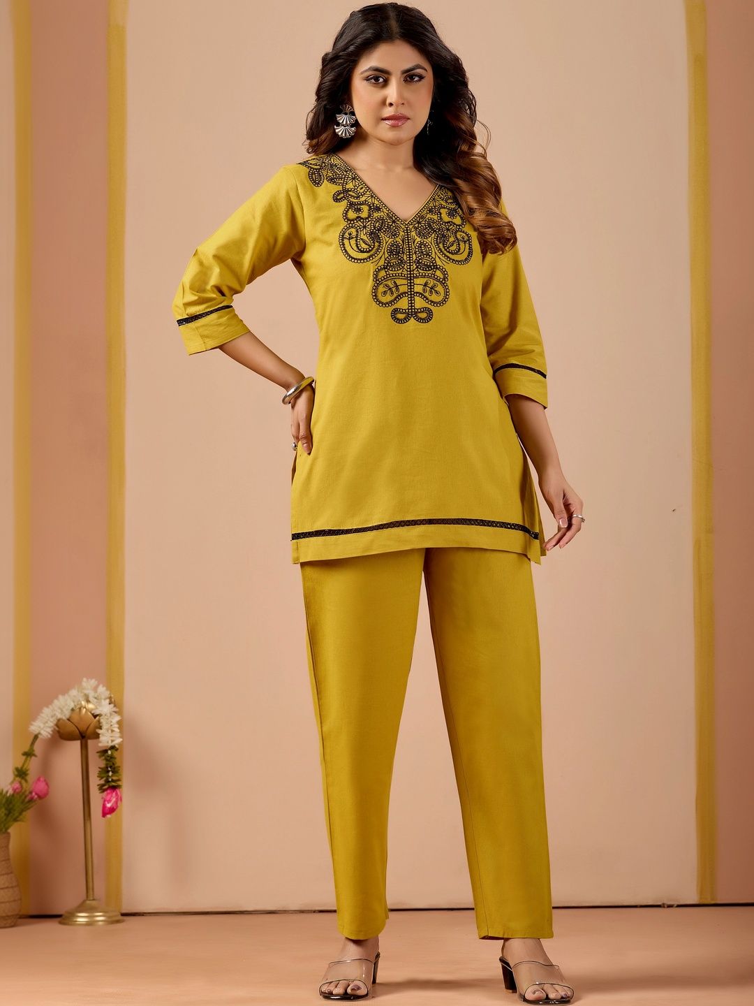 HERE&NOW Women Ethnic Motifs Embroidered Regular Thread Work Kurti with Trousers-image-40