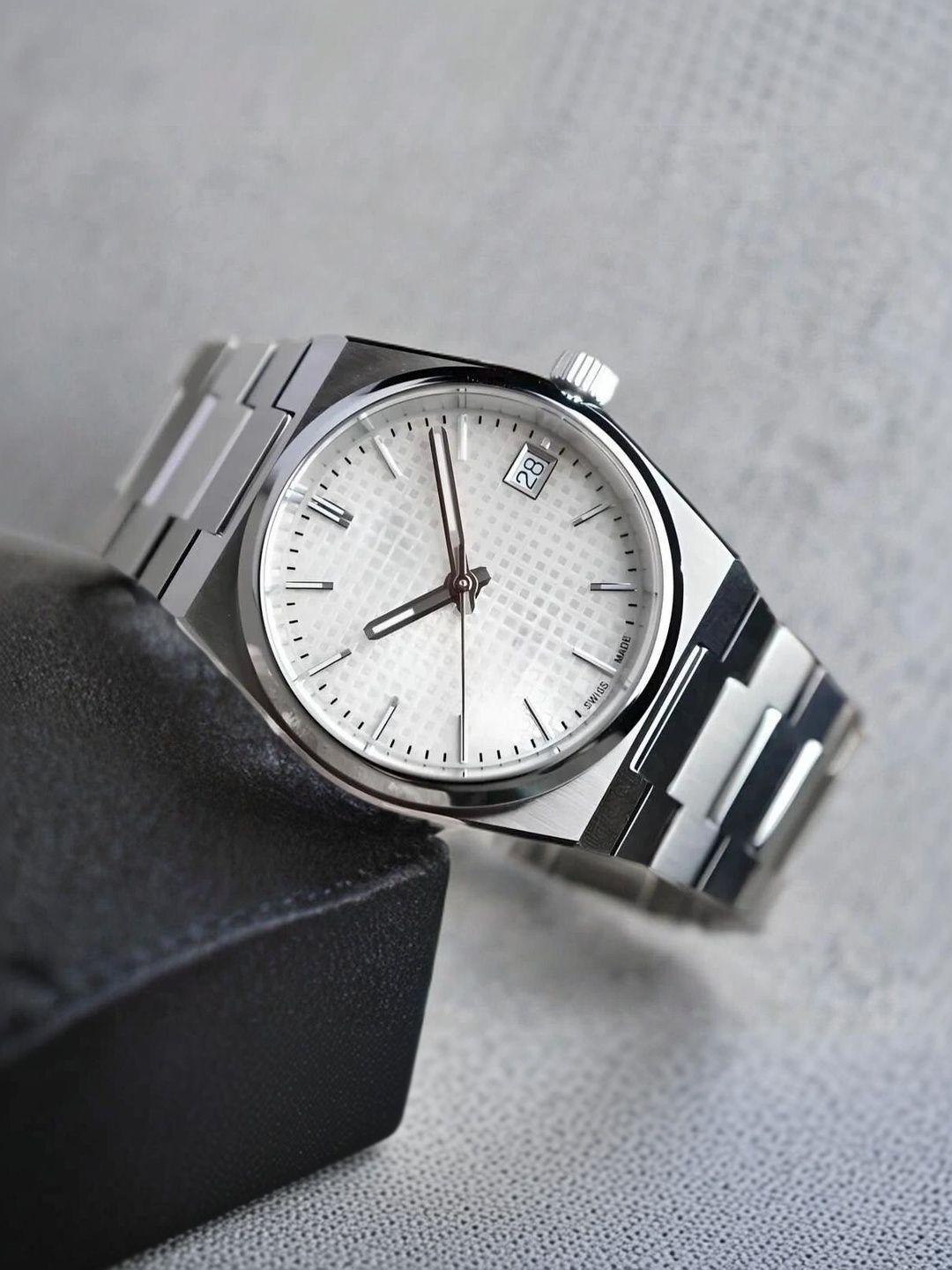 TREX Men Brass Dial & Stainless Steel Bracelet Style Straps Analogue Date Aperture Watch white_DND-picture-26