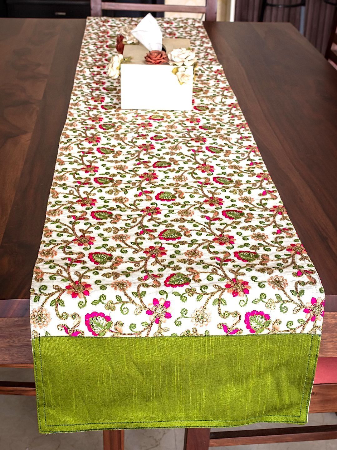 PILOVILO White & Green Embroidered Table Runner-image-18