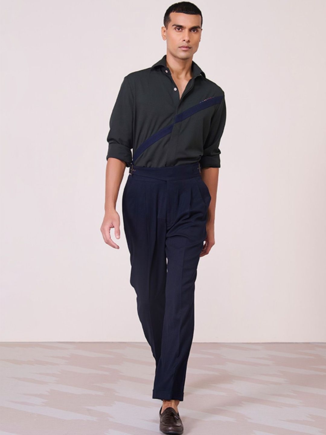 S&N by Shantnu Nikhil Men Slim Fit Pleated Trousers-picture-36