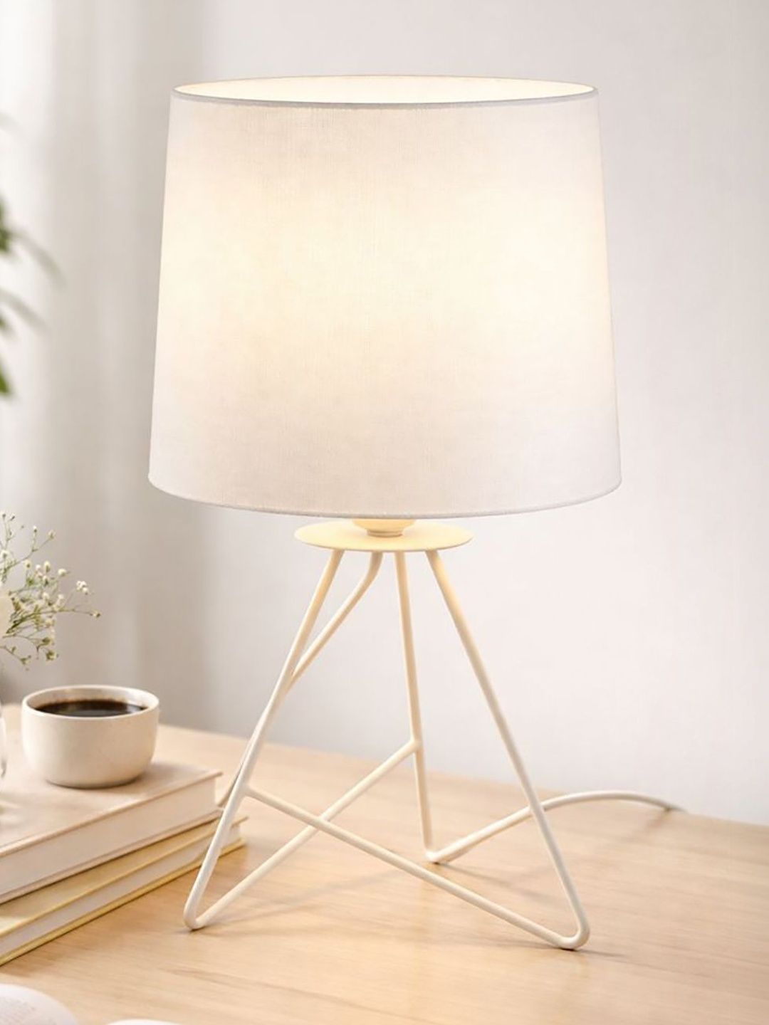 Decorcity White Metal Contemporary Frusturical Shaped Table Lamp-picture-27