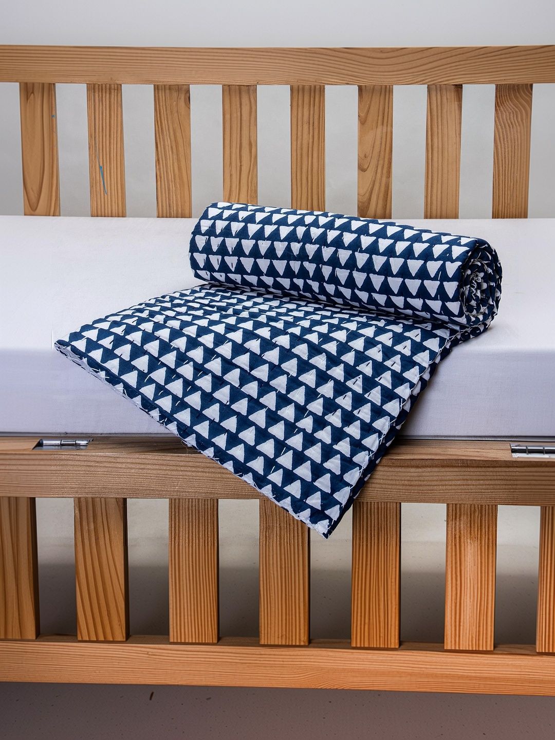 DMAASA Blue & Navy Blue Geometric Mild Winter 500 GSM Quilt-image-46
