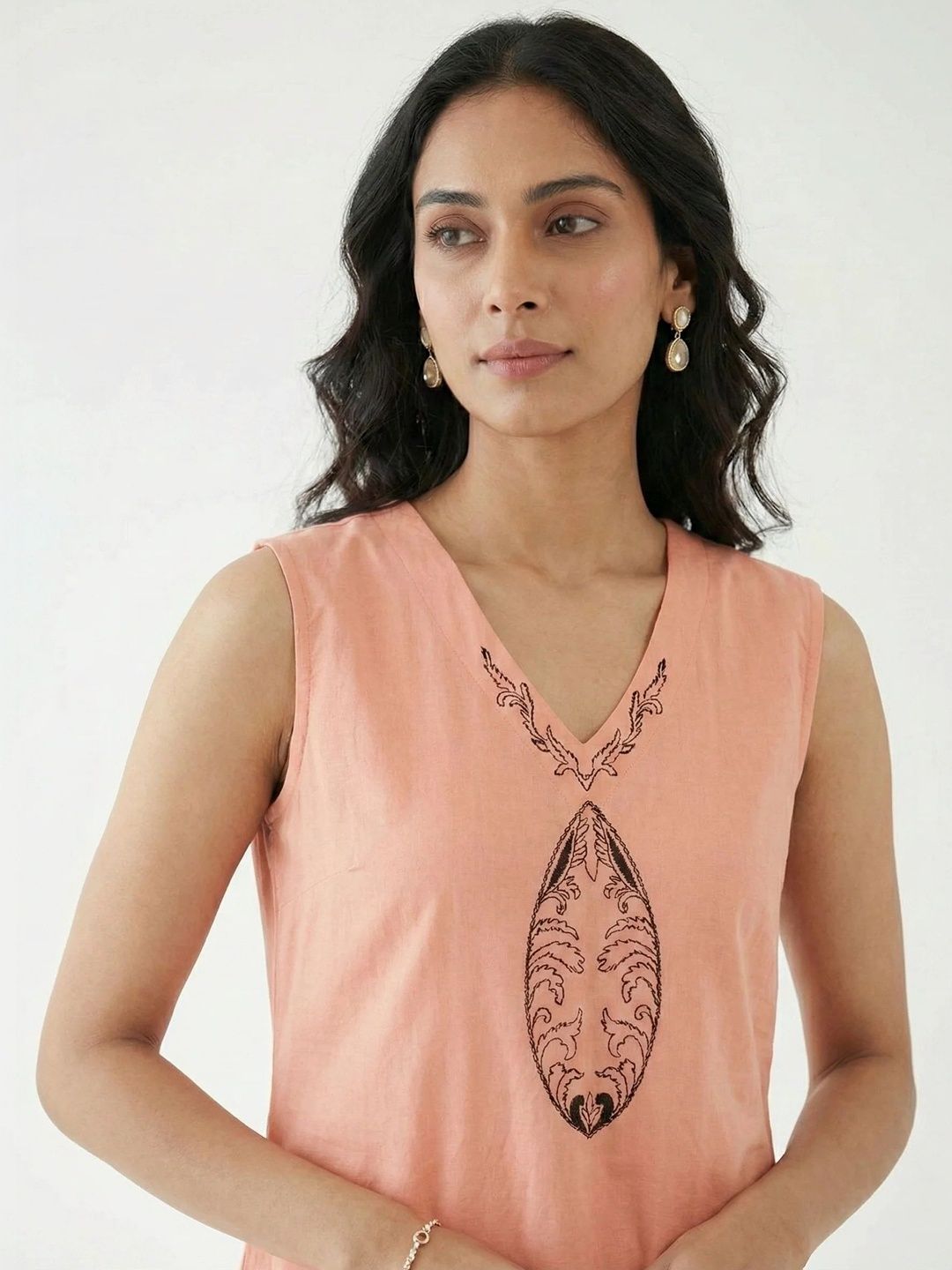Kntting knot Ethnic Motifs Embroidered V-Neck Pure Cotton Kurti-picture-27
