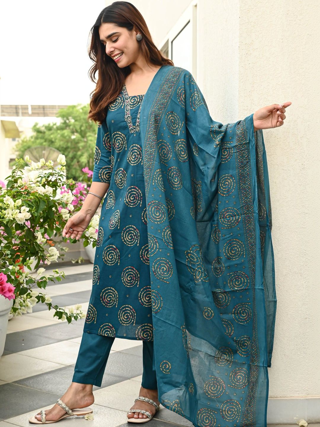 AMRUTVARSHA CREATION Women Ethnic Motifs Printed Regular Kurta with Trousers & With Dupatta