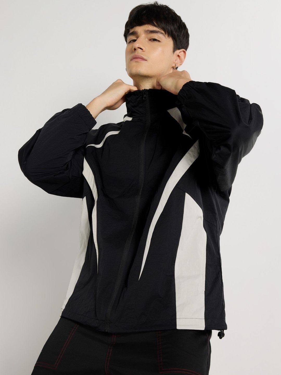 Weezy Men Colourblocked Lightweight Woven Jacket-image-34