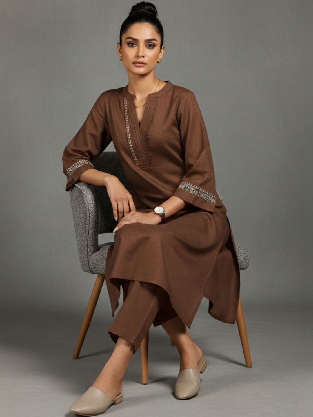 Navibhu Women Embroidered Sleek Thread Work Work Kurta with Trousers-image-26