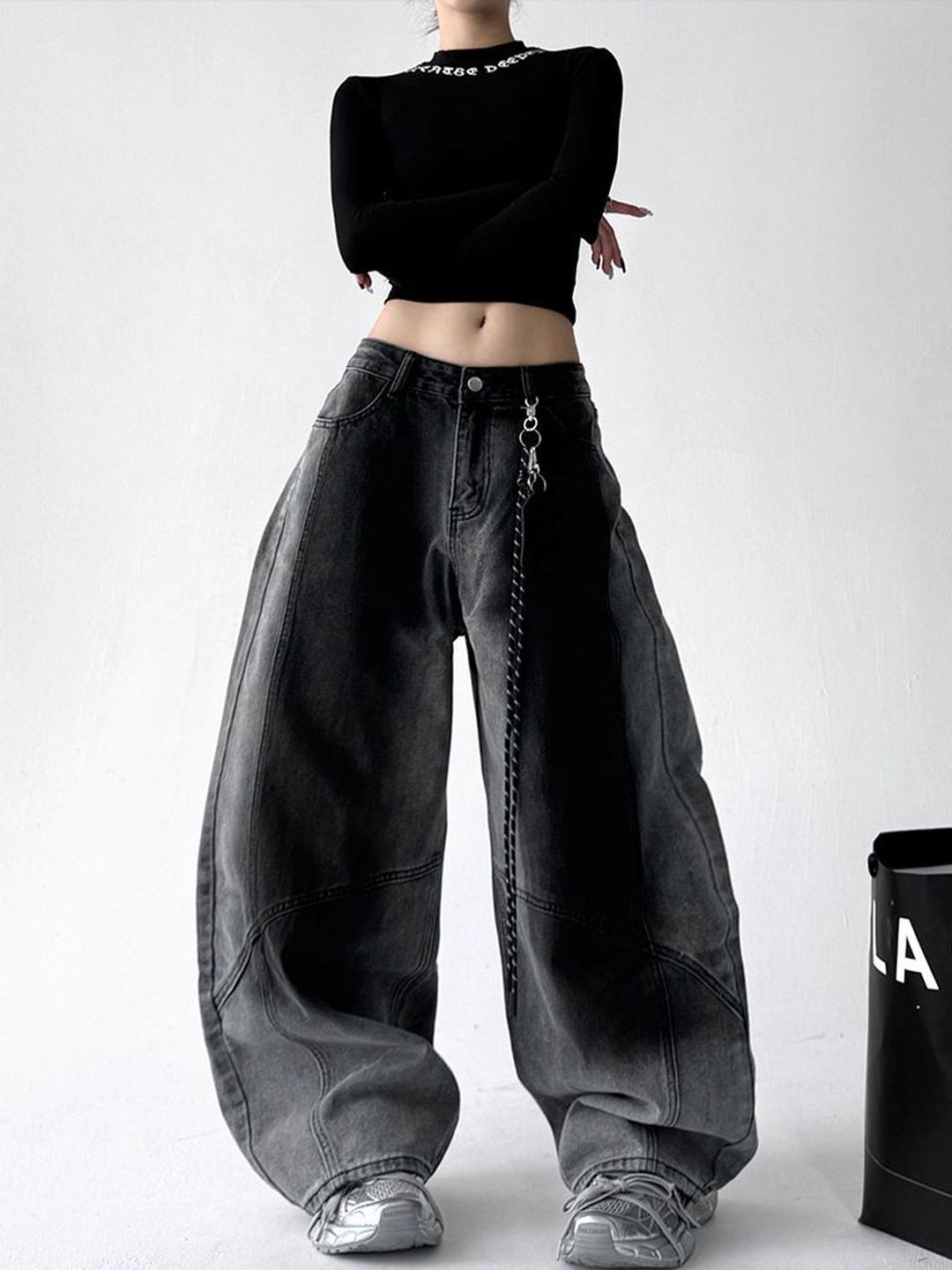 Suo Women Regular Fit Mid-Rise Heavy Fade Jeans