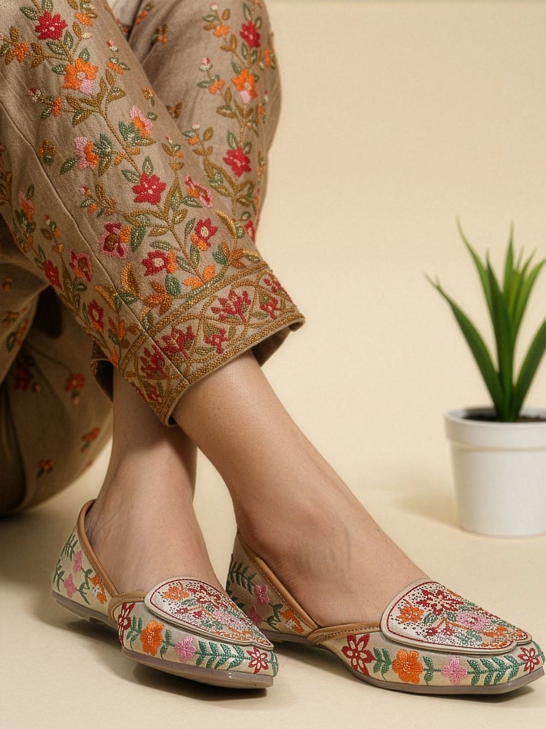 ICONICS Women Scalloped Floral-Vamp Embroidery Mojariss-image-41