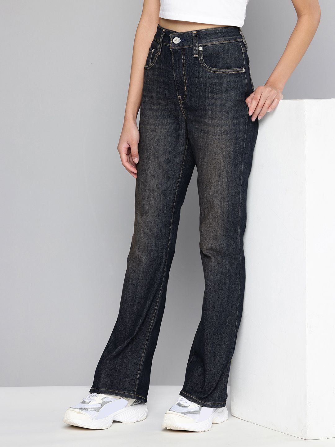 Levis Women 725 Bootcut High-Rise Light Fade Stretchable Jeans