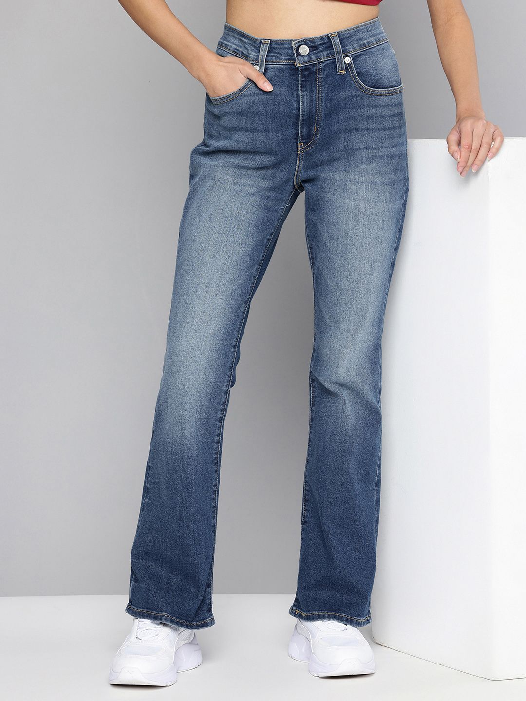 Levis Women 725 Bootcut High-Rise Light Fade Stretchable Jeans