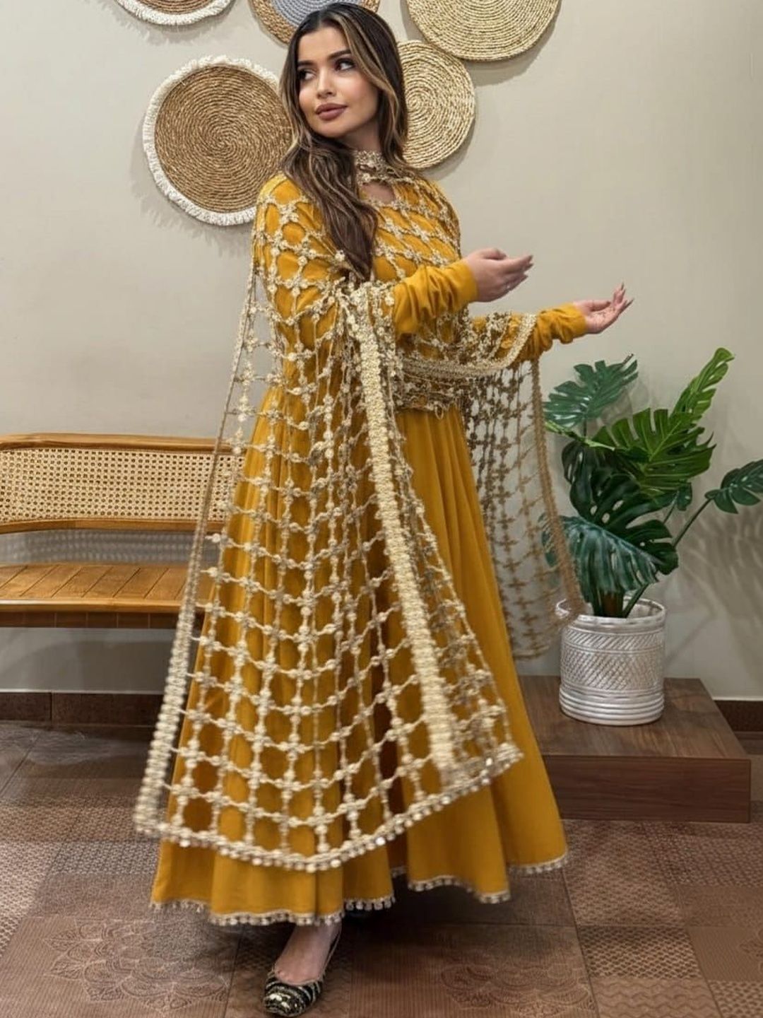VASTRABELLA Ethnic Motifs Woven Design Dupatta with Mirror Work-image-10