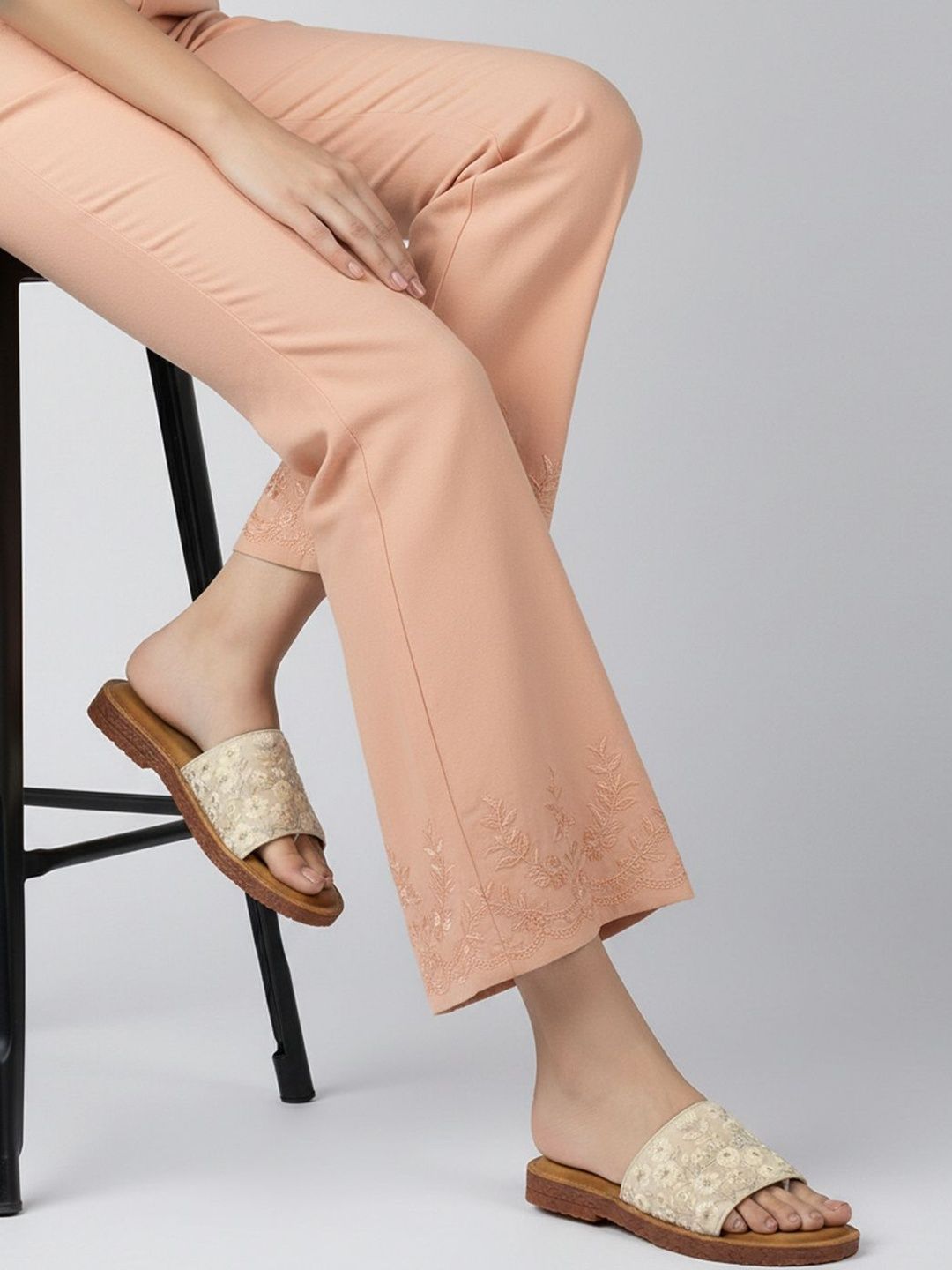 The Roadster Lifestyle Co Women Embellished One Toe Flats-image-41