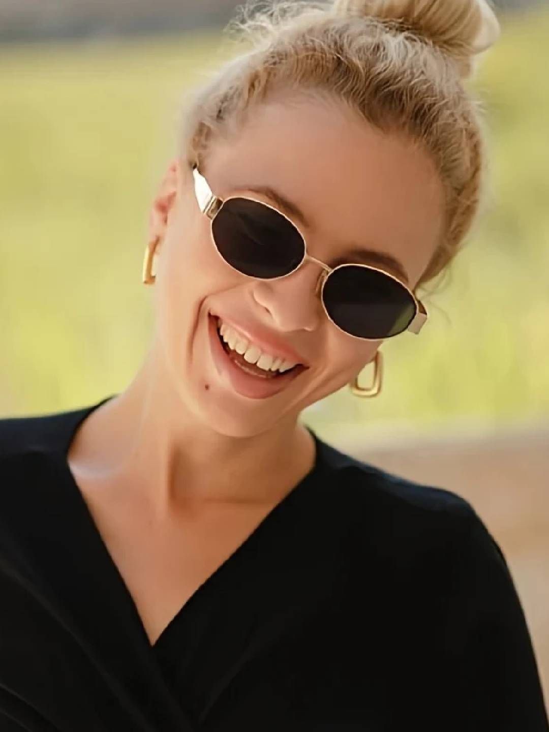 ROYALTAIL Unisex Black Lens & Gold-Toned Oval Sunglasses with