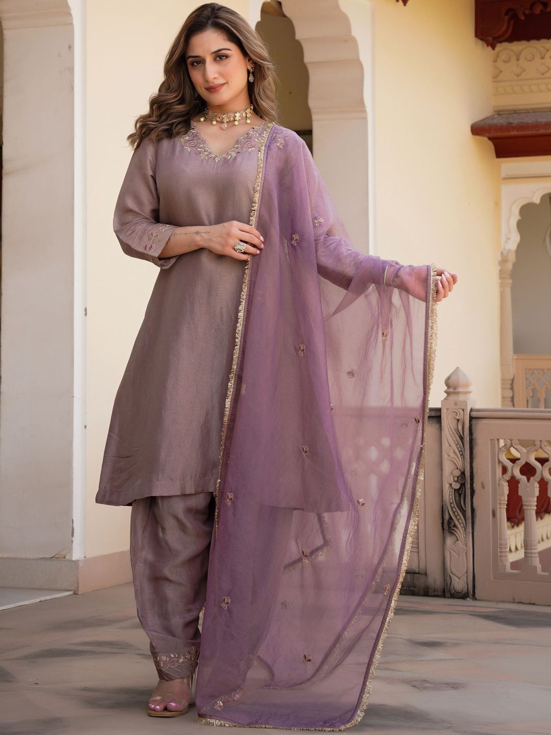 Woomn Women Ethnic Motifs Embroidered Regular Thread Work Kurta with Patiala & With Dupatta
