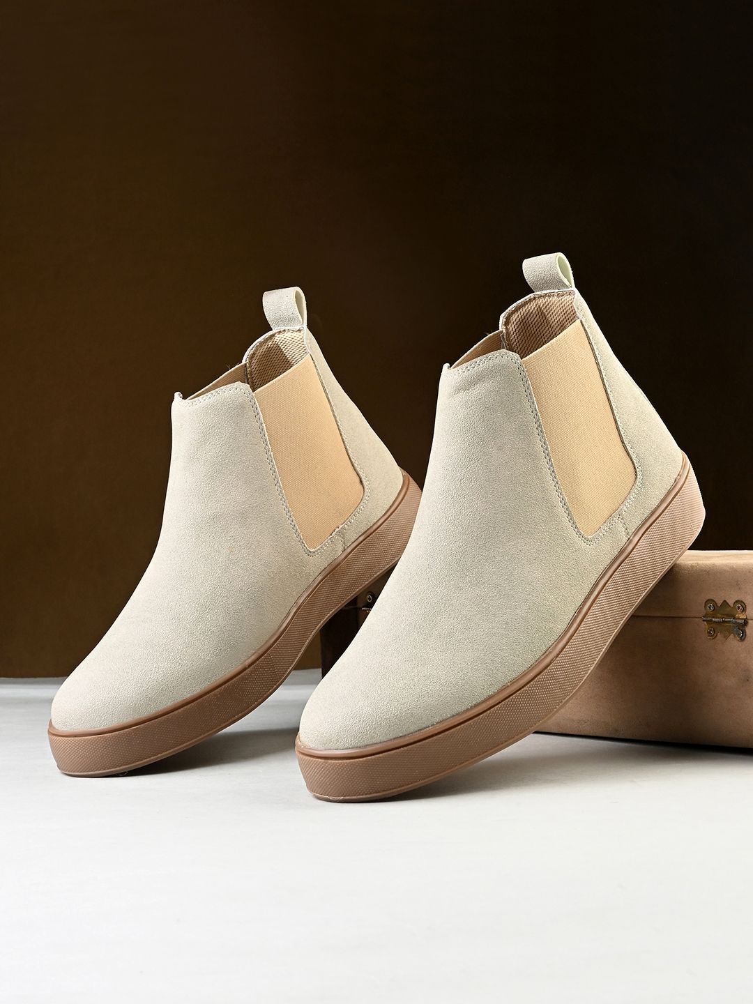 The Roadster Lifestyle Co Men Round Toe Chelsea Boots