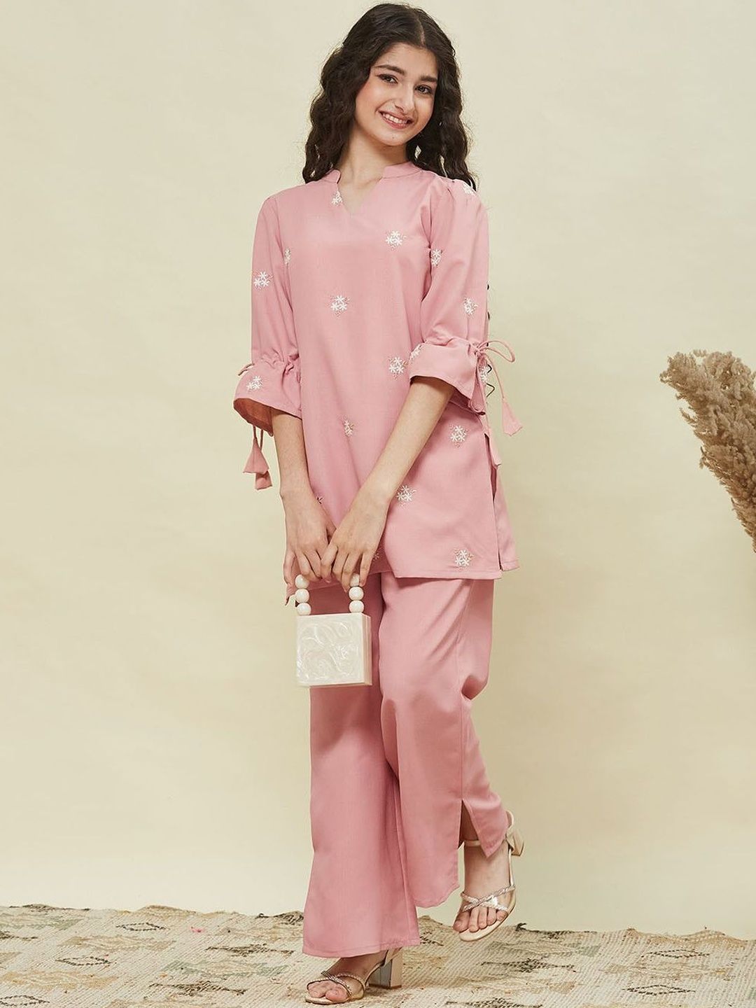 Heerkart Girls Ethnic Motifs Embroidered Regular Thread Work Kurta with Trousers