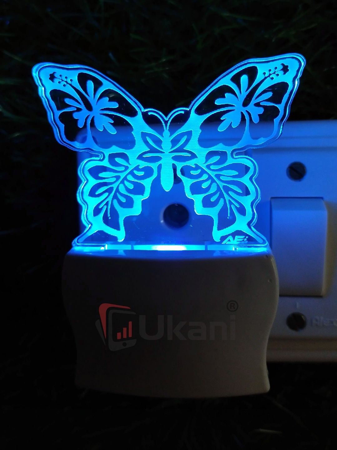 Ukani White Acrylic Quirky Abstract Shaped Table Lamp-picture-22