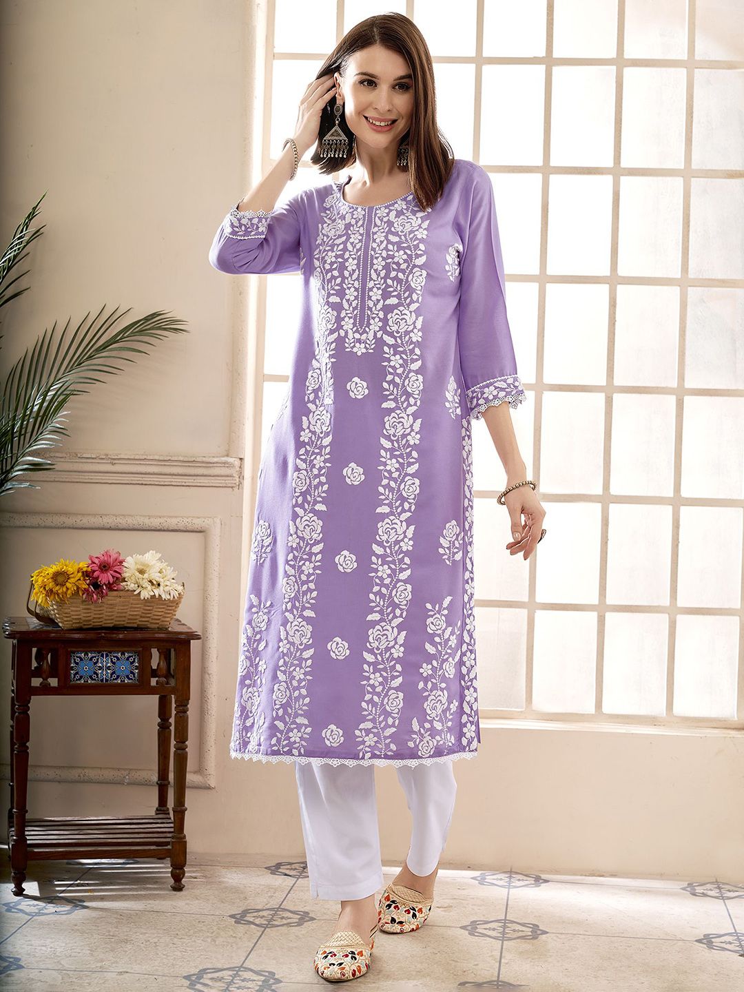 Anouk Anouk Floral Embroidered Round Neck Chikankari Straight Kurta